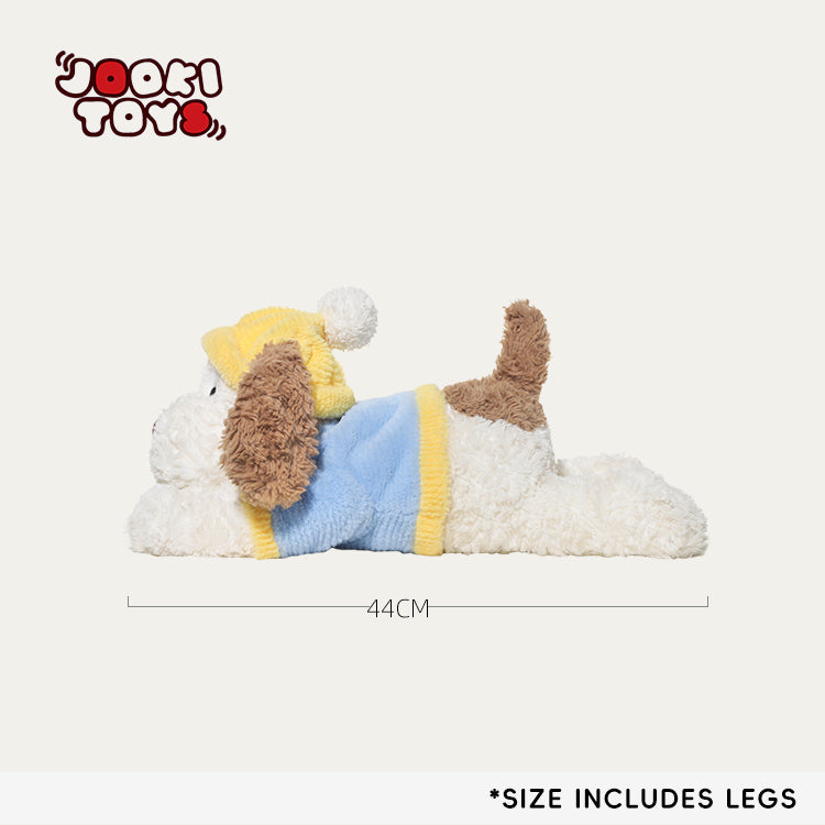 دمية كلب نائم على بطنه محشوة ناعمة مع قبعة شتوية