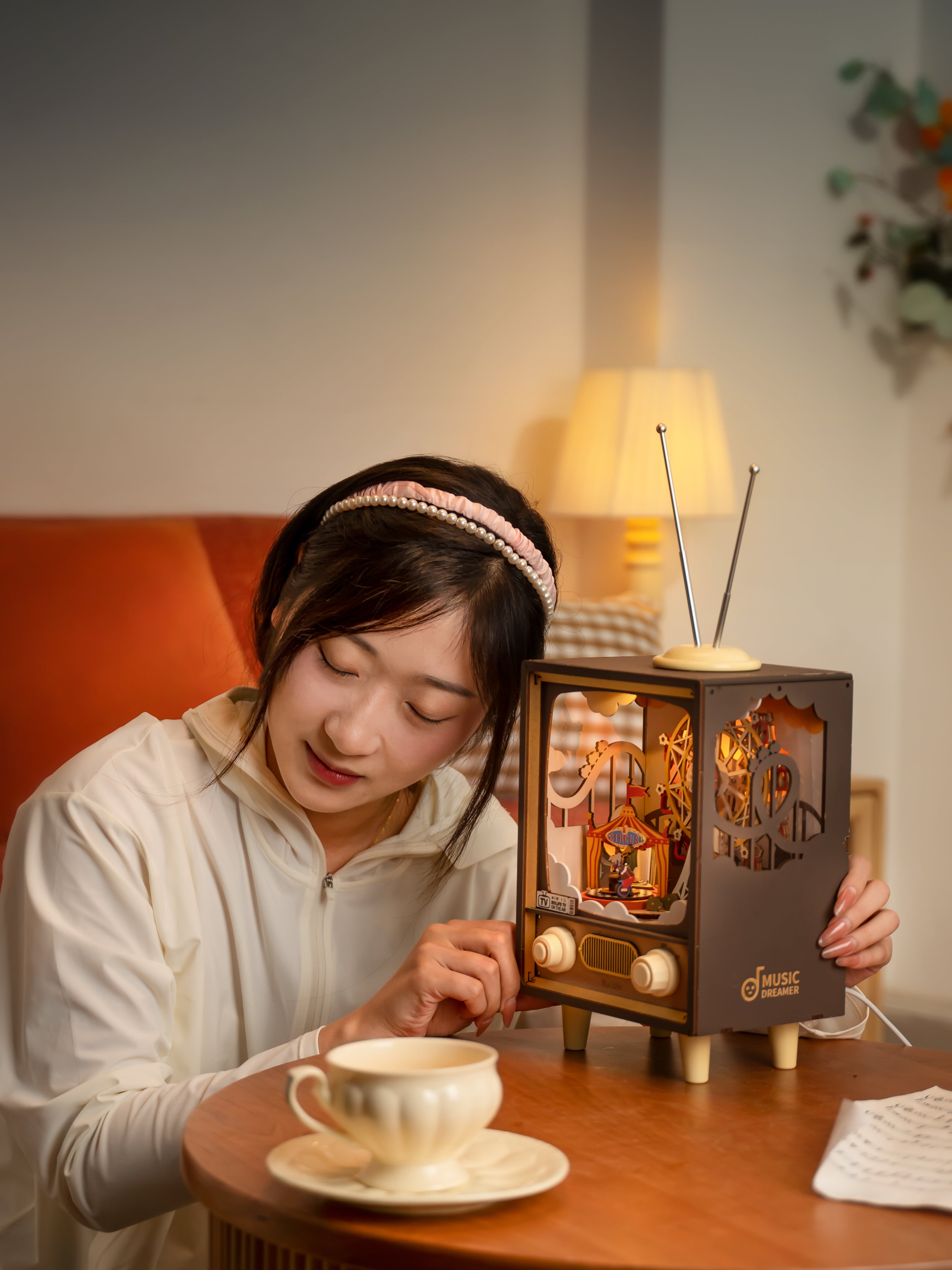 تلفاز خشبي مضيء مع موسيقى