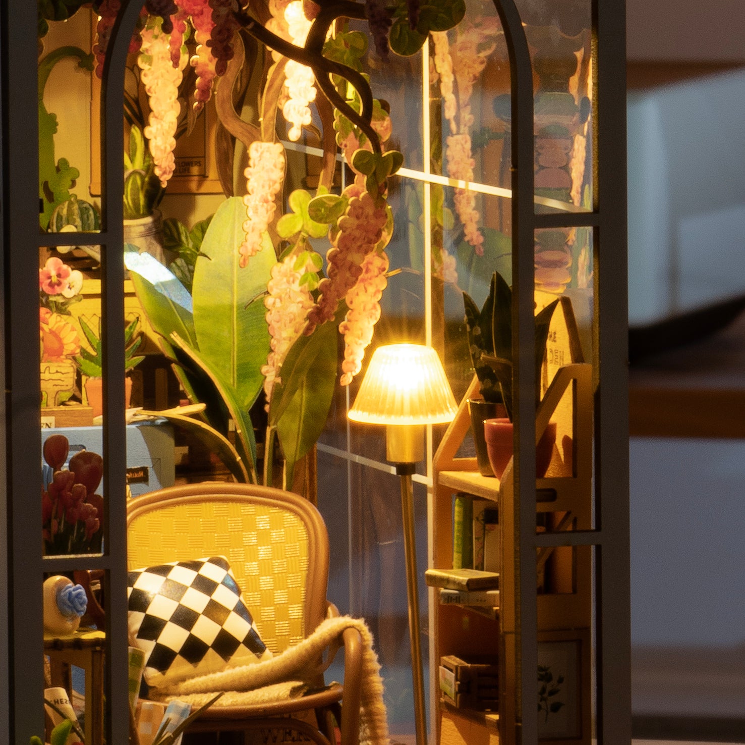 بيت الحديقة المصغّر (Garden House Book Nook)