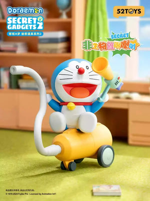 دورايمون يجلس على جهاز متحرك ويمسك أداة